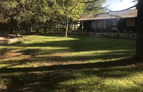 Departamento San Carlos Cabaña | Altamira Lodge una casa rural rodeada de viñedos.