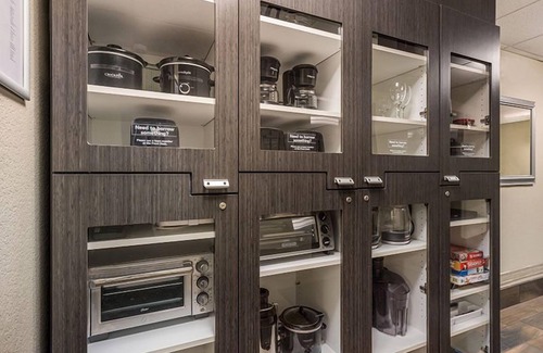 Bryant Pattengill West Hotel | Always a Great Idea To Unwind! Close to Lake Forest Golf Club, Pet-Friendly!