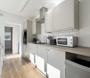 Grantham Casa | Amaya One -3 bedroom townhouse - with garden - close to town centre - sleeps 7