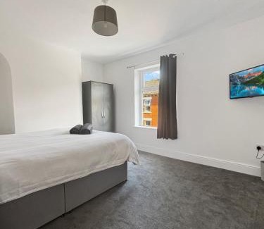 Grantham Casa | Amaya One -3 bedroom townhouse - with garden - close to town centre - sleeps 7