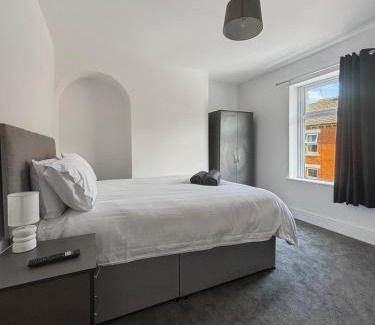 Grantham Casa | Amaya One -3 bedroom townhouse - with garden - close to town centre - sleeps 7