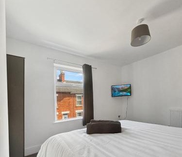 Grantham Casa | Amaya One -3 bedroom townhouse - with garden - close to town centre - sleeps 7