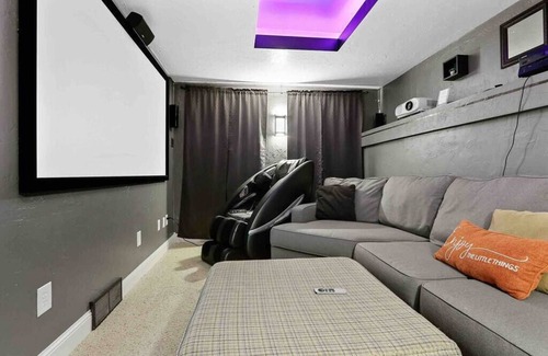 Allouez Casa | Cerca de la casa de cinco dormitorios Lambeau con piscina cubierta