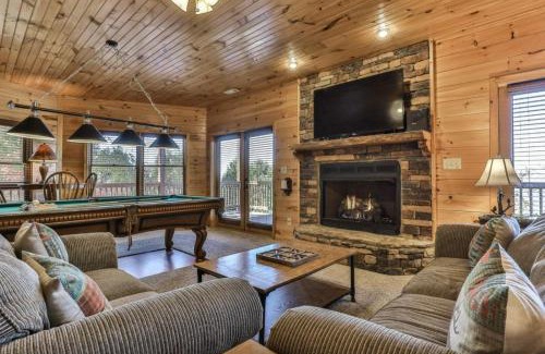 Mineral Bluff Casa | Amazing Mountain View - Outdoor Hot Tub, Pool Table + Outdoor Fireplace!