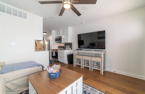 Hancock Apartamento | Amazing NEW Austin Gem – Free Snacks, Wi-fi, Steps to UT, Med Center & Bus Stop