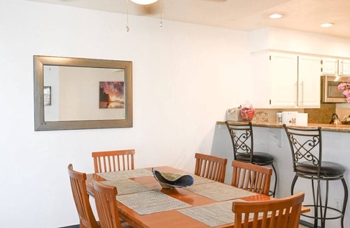 South Mission Beach Condominio | Increíble proximidad a la playa, a la bahía y al parque Belmont con vistas directas al océano.