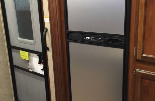 Hollister Casa | Amazing RV trailer in charming Hollister! Large and very roomy!