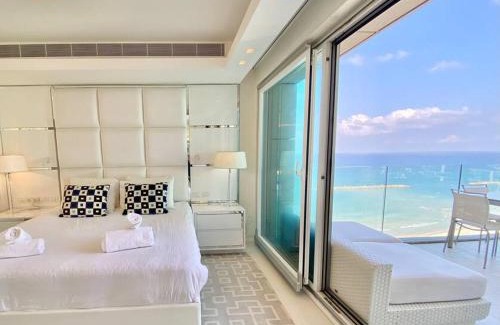 Kerem HaTeimanim Apartamento | Amazing Sea view APT with parking at Royal Beach - By Beach Apartments TLV