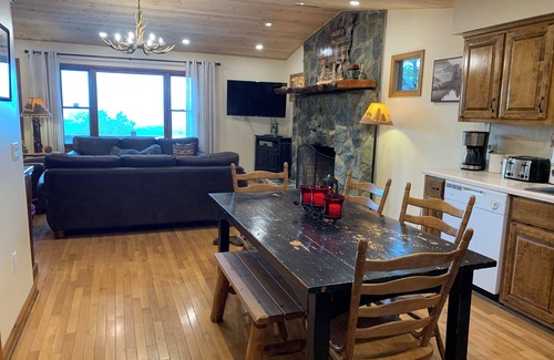 Murphy Cabina | Amazing view,sleeps 7 hot tub,Wi-Fi, game room,fire pit total privacy on 4 acres