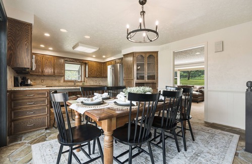 Navarre Otro | Amazing views, hot tub/outdoor fireplace, countryside, farm with calves & goats.