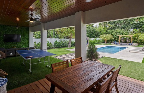 Highland Garden Villa | Amazing Villa w/a Ping-Pong+Fire Pit & Terrace w/TV