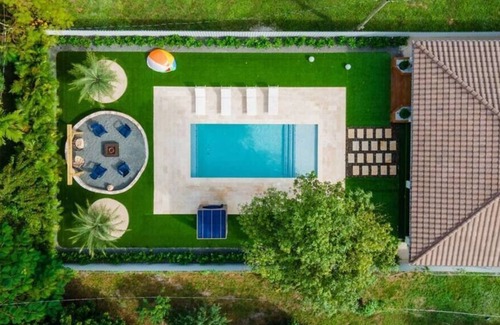 Highland Garden Villa | Amazing Villa w/a Ping-Pong+Fire Pit & Terrace w/TV