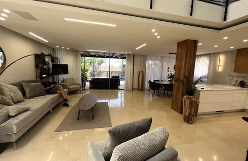 Rishon LeTsiyon Villa | Amazing villa with private pool & garden