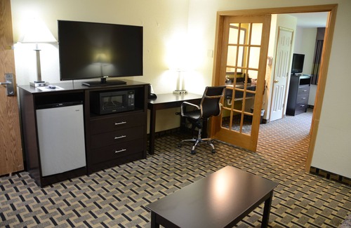 West Burlington Hotel | AmericInn by Wyndham West Burlington