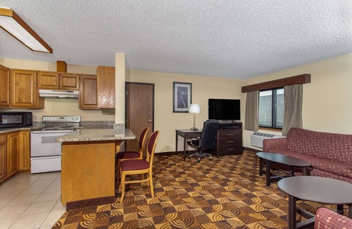 Elkhorn Hotel | AmericInn by Wyndham Elkhorn Near Lake Geneva