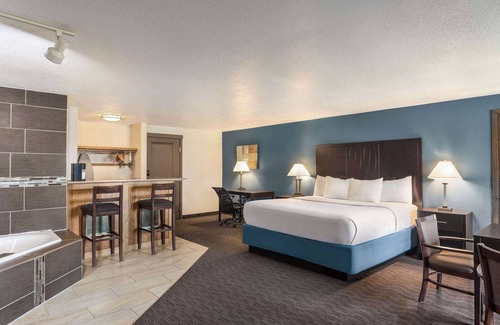 La Crosse Hotel | AmericInn by Wyndham La Crosse Riverfront-Conference Center