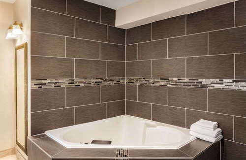 La Crosse Hotel | AmericInn by Wyndham La Crosse Riverfront-Conference Center