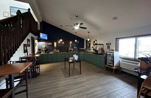 Menominee Hotel | AmericInn by Wyndham Menominee