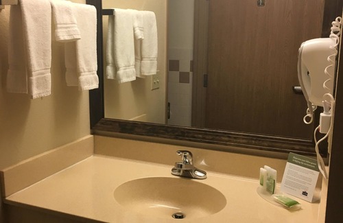 Monmouth Hotel | AmericInn by Wyndham Monmouth