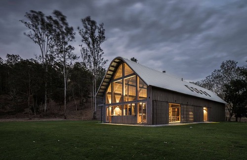 Pullen Vale Casa | An American Barn meets an Australian shed.
