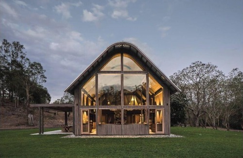 Pullen Vale Casa | An American Barn meets an Australian shed.