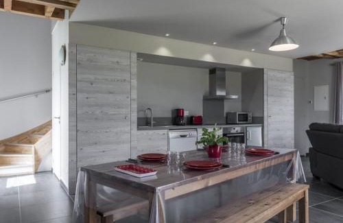 Chapeau Casa | Ancienne étable rénovée avec terrasse et déco scandinave - près du parc Le Pal - FR-1-489-79