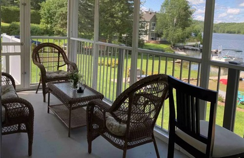 Val-des-Monts Cabaña | Anira's beautiful waterfront Cottage on TwinLake with Hot tub