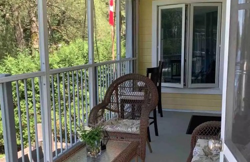 Val-des-Monts Cabaña | Anira's beautiful waterfront Cottage on TwinLake with Hot tub