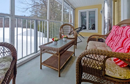 Val-des-Monts Cabaña | Anira's beautiful waterfront Cottage on TwinLake with Hot tub