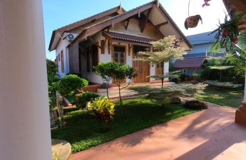 Dungun Chalet De Esquí | Anjung Nor Muslim Homestay