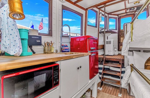 Georgetown Alquiler De Eote | Antique Tugboat on the Harborwalk