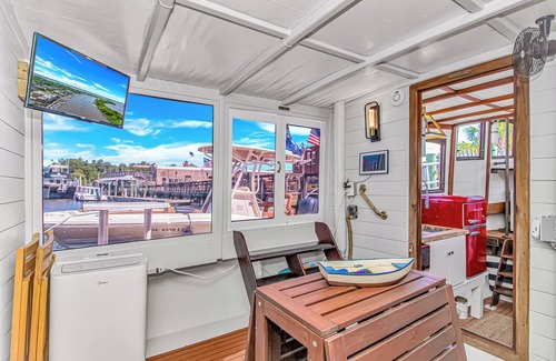 Georgetown Alquiler De Eote | Antique Tugboat on the Harborwalk