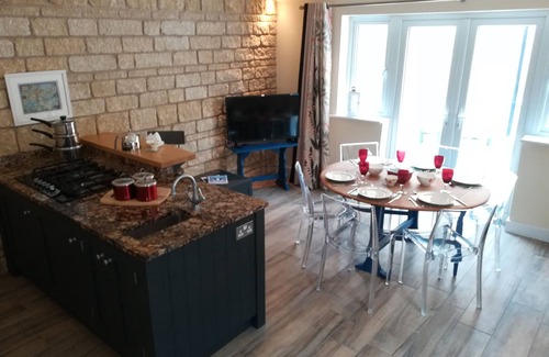 Stamford Casa | Anvil Bungalow Stamford. Character 2 Bedroom Home with Parking. Central Location