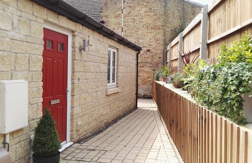 Stamford Casa | Anvil Bungalow Stamford. Character 2 Bedroom Home with Parking. Central Location