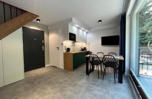 Ustka Apartamento | Apartamenty w sam las by KLIF Ustka - apartament dwupoziomy z klimatyzacją, balkonem i widokiem na las