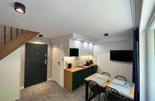 Ustka Apartamento | Apartamenty w sam las by KLIF Ustka - apartament dwupoziomy z klimatyzacją, balkonem i widokiem na las