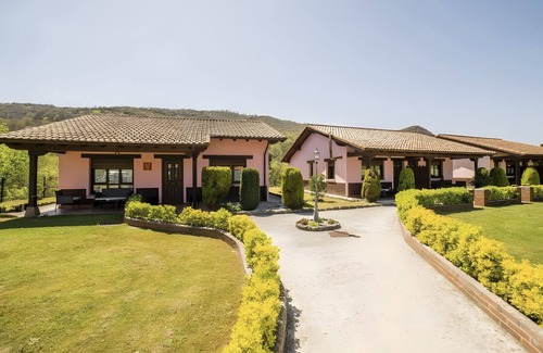 Avin Apartamento | Apartamento 'Aires De Avín 4' con vistas a la montaña, terraza privada y Wi-Fi