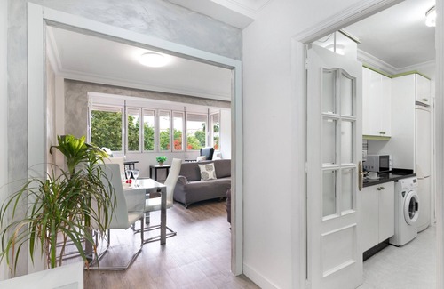 Huelva Apartamento | Apartamento 'Antiguo Estadio' con terraza privada, balcón y Wi-Fi