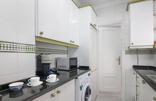 Huelva Apartamento | Apartamento 'Antiguo Estadio' con terraza privada, balcón y Wi-Fi