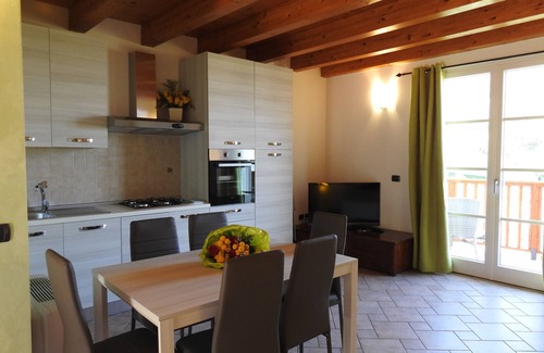 Malcesine Apartamento | Apartamento con vista al balcón, piscina climatizada, aire acondicionado, aparcamiento