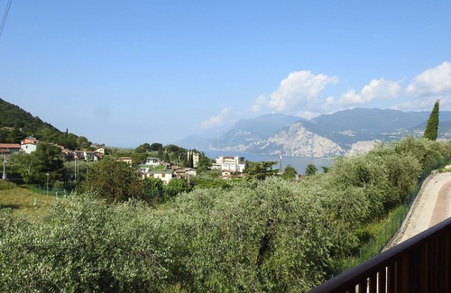 Malcesine Apartamento | Apartamento con vista al balcón, piscina climatizada, aire acondicionado, aparcamiento