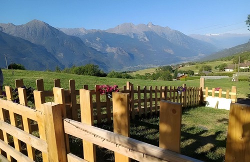 Saint-Denis Apartamento | Apartment 'Becca D'Aver' with Mountain View, Shared Garden and Wi-Fi