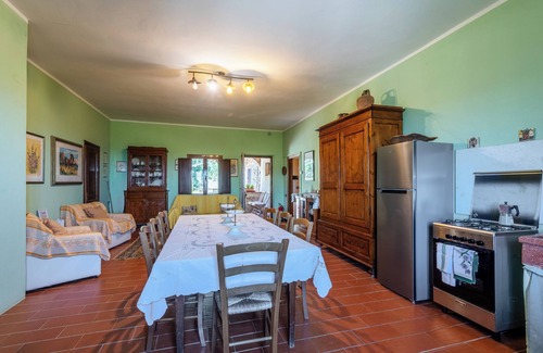 Radicondoli Apartamento | Apartamento 'Casa En Antiguo Caserío' con vistas a las montañas, piscina comunitaria y Wi-Fi