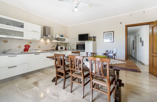 Carbonia Apartamento | Apartamento 'Casa Regina' con terraza privada, Wi-Fi y aire acondicionado