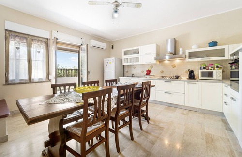 Carbonia Apartamento | Apartamento 'Casa Regina' con terraza privada, Wi-Fi y aire acondicionado