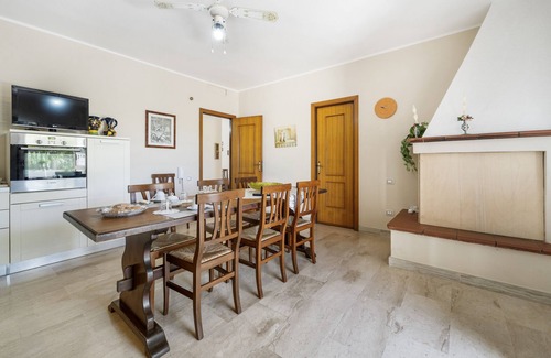 Carbonia Apartamento | Apartamento 'Casa Regina' con terraza privada, Wi-Fi y aire acondicionado