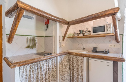 La Zubia Apartamento | Apartamento 'El Cobertizo' con vistas a la montaña, piscina compartida y Wi-Fi
