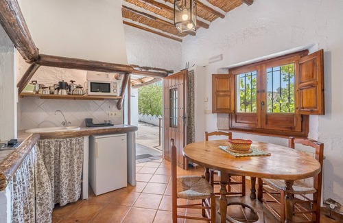 La Zubia Apartamento | Apartamento 'El Cobertizo' con vistas a la montaña, piscina compartida y Wi-Fi
