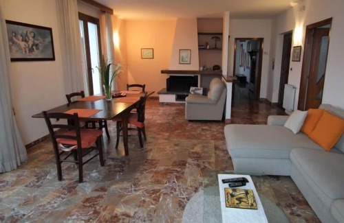 Vignola Apartamento | Apartamento Guattini en Cremia - 6 personas, 3 dormitorios