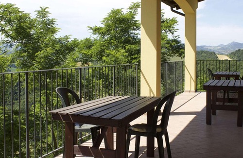 Casalfiumanese Apartamento | Espacioso Apartamento en Casalfiumanese con Jardín